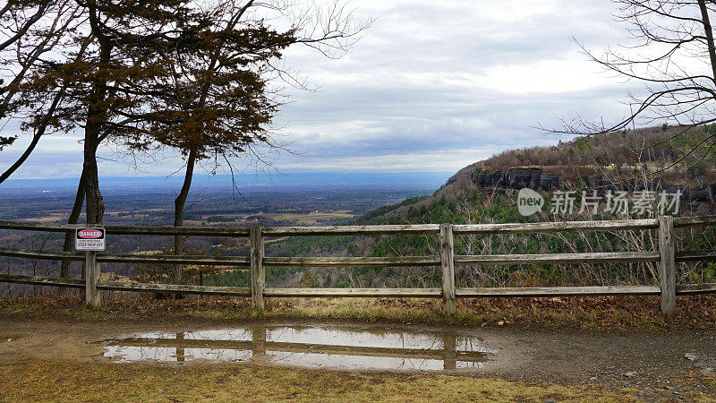 Thacher Park View, Wooden Fence, Puddle Reflection，纽约